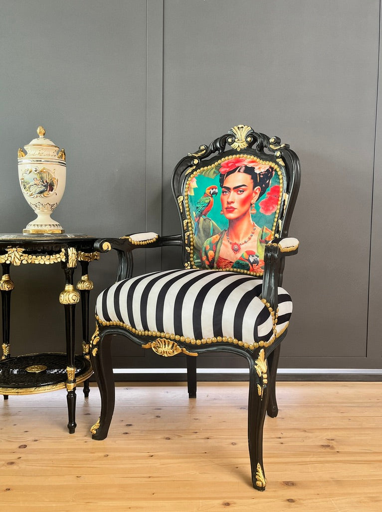Poltrona d’accento nera di lusso, poltrona iconica Frida Kahlo, arredamento barocco vivace