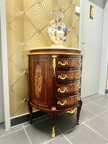 Cassettiera in stile barocco con legno intarsiato, motivo a foglie, piano in marmo e maniglie in ottone