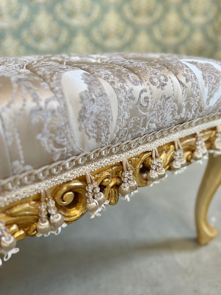 Panca d’accento barocca beige con damasco floreale, pouf francese intagliato a mano e dorato