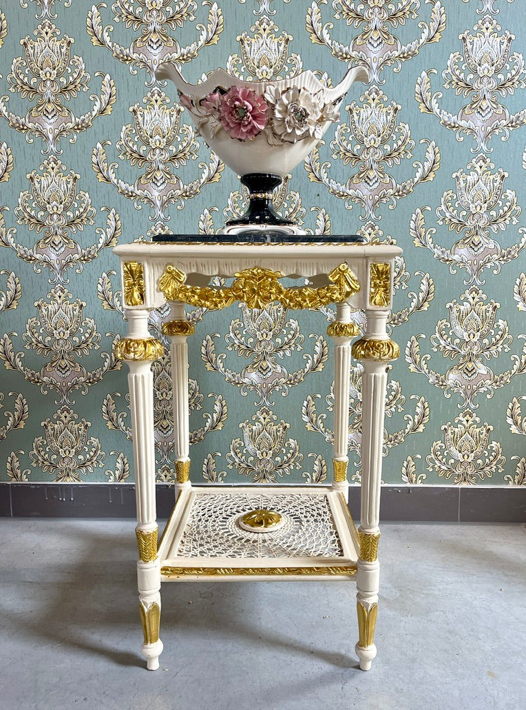 Barocker Beistelltisch mit Marmorplatte: Vergoldeter französischer Rokoko-Stil