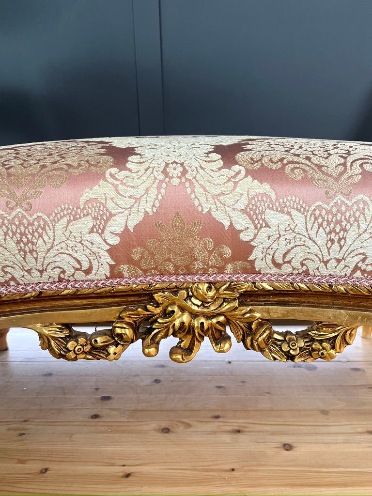 Chaise longue barocca regale in legno massello intagliato a mano, con dettagli floreali color oro rosa, divanetto di lusso