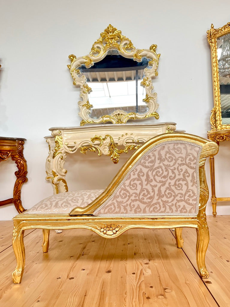 CasAmin Möbel Rococo accent French style small chaise lounge with ivory floral pattern and ottoman, elegant furniture piece.