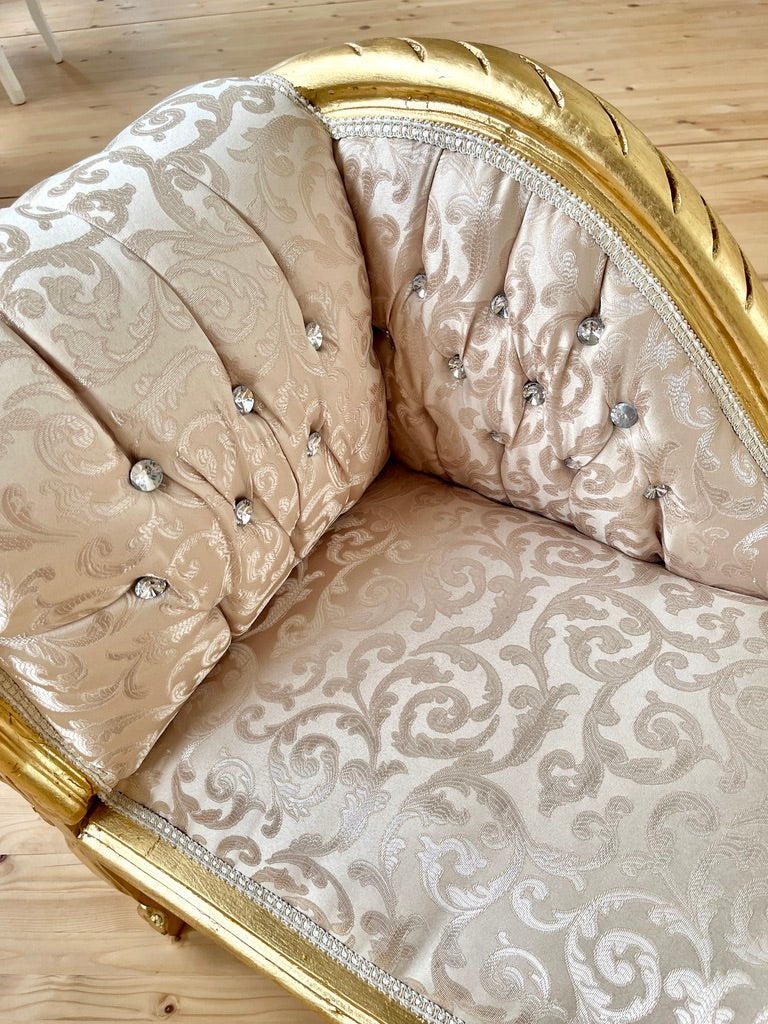 CasAmin Möbel Rococo French style small chaise lounge with ivory floral patterned upholstery and ottoman, elegant accent furniture piece.