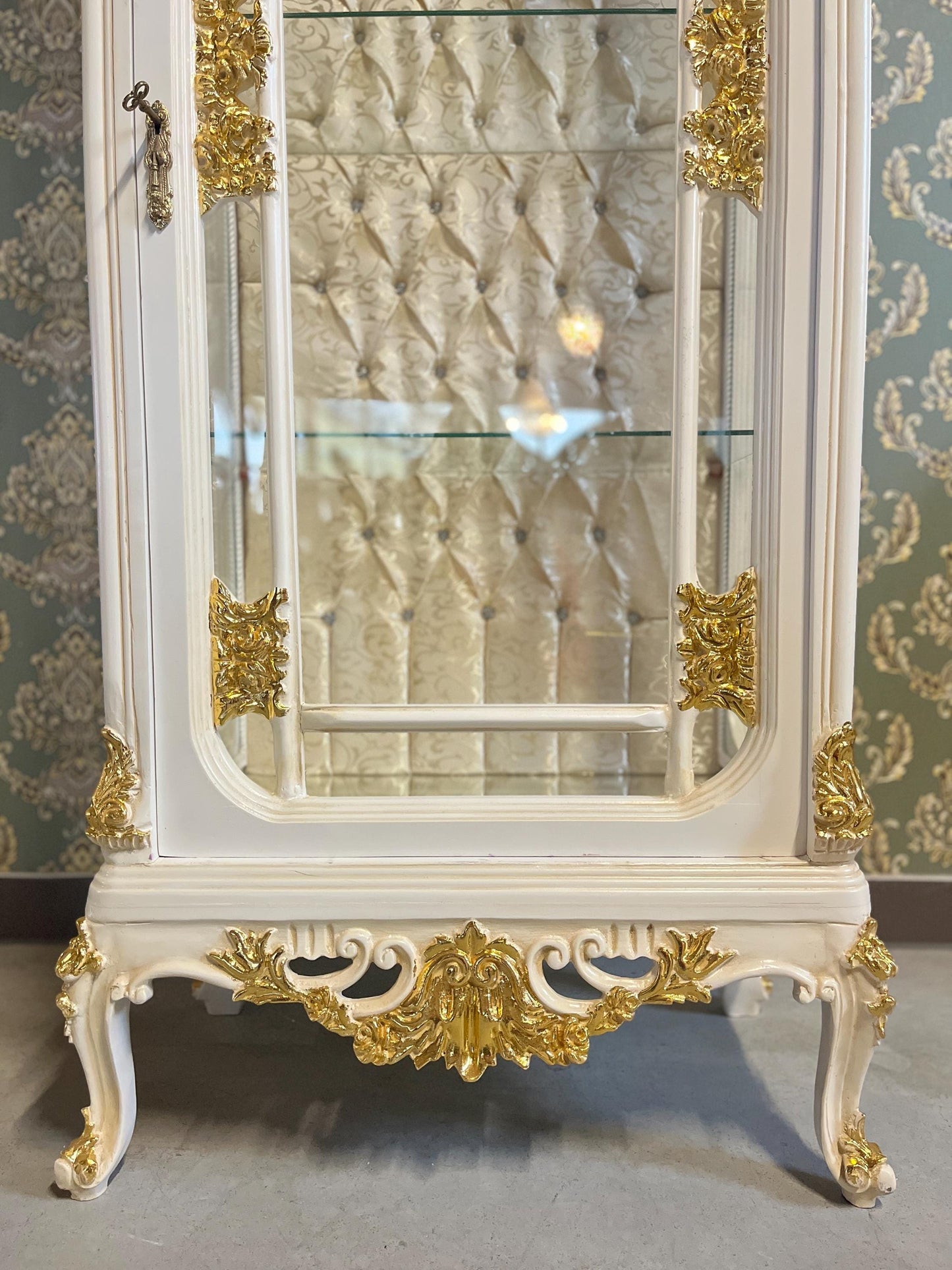 Display Cabinet Retro Baroque Style Showcase in Wooden White Color Gold Leaf Decorated Glass Cabinet in Dining Room Furniture