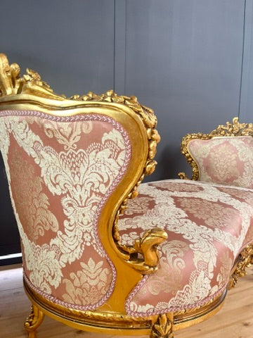 Chaise longue barocca regale in legno massello intagliato a mano, con dettagli floreali color oro rosa, divanetto di lusso
