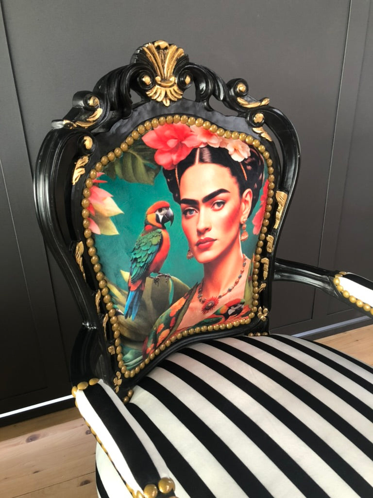 Poltrona d’accento nera di lusso, poltrona iconica Frida Kahlo, arredamento barocco vivace