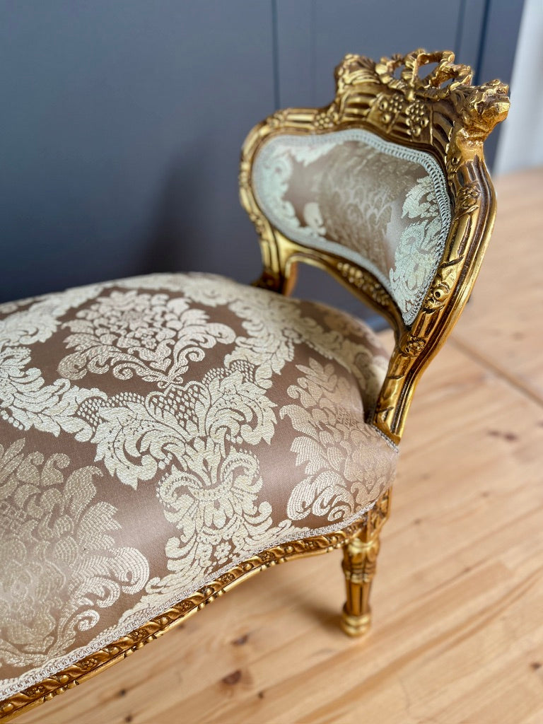 Chaise longue d’accento rococò lucida color cammello con motivo floreale regale, divanetto barocco di lusso