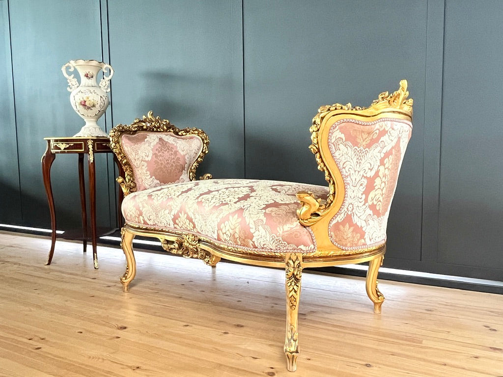 Chaise longue barocca regale in legno massello intagliato a mano, con dettagli floreali color oro rosa, divanetto di lusso