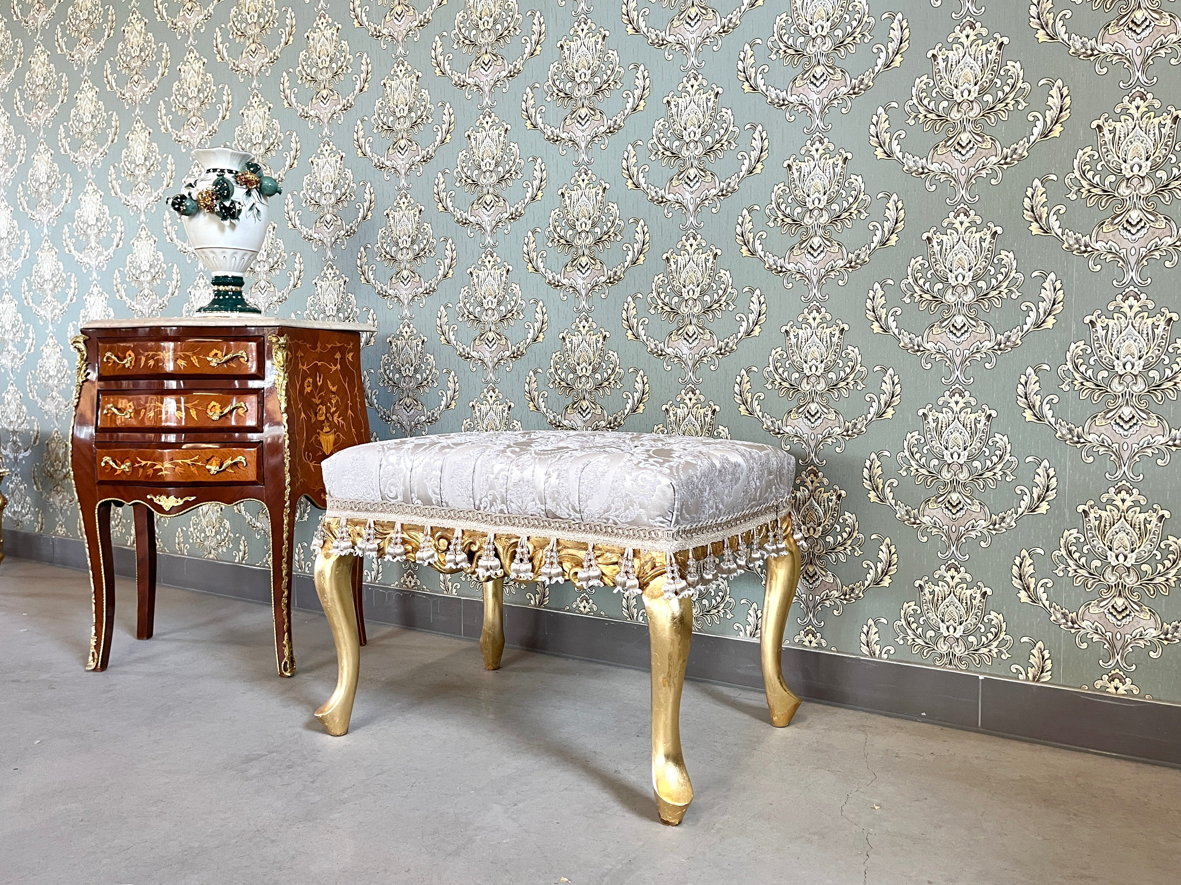 Panca d’accento barocca beige con damasco floreale, pouf francese intagliato a mano e dorato