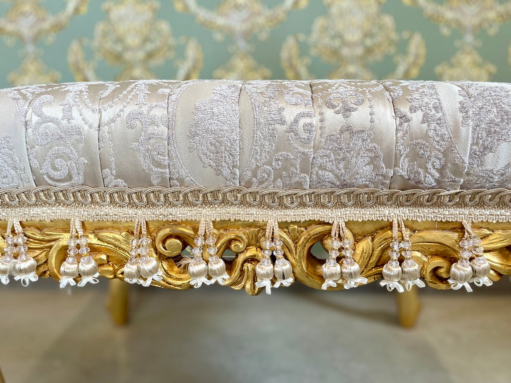 Panca d’accento barocca beige con damasco floreale, pouf francese intagliato a mano e dorato