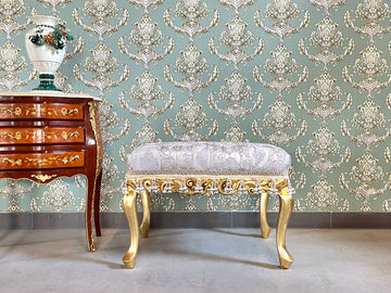 Panca d’accento barocca beige con damasco floreale, pouf francese intagliato a mano e dorato