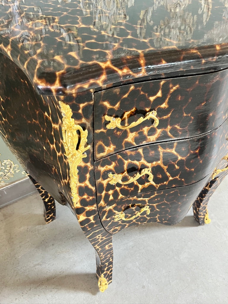 Nachttisch mit Leopardenmuster: Nachttisch im französischen Louis-Stil