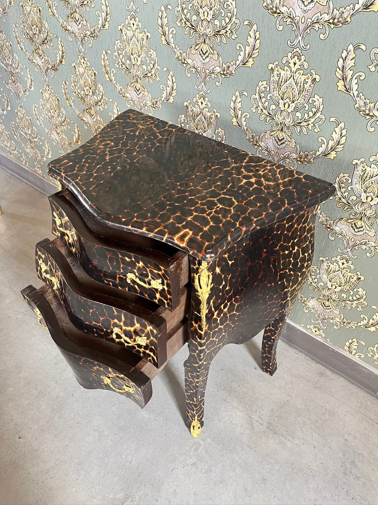 Nachttisch mit Leopardenmuster: Nachttisch im französischen Louis-Stil