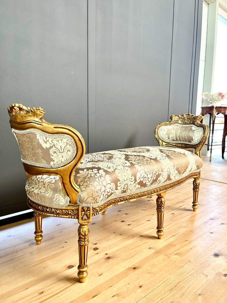 Chaise longue d’accento rococò lucida color cammello con motivo floreale regale, divanetto barocco di lusso