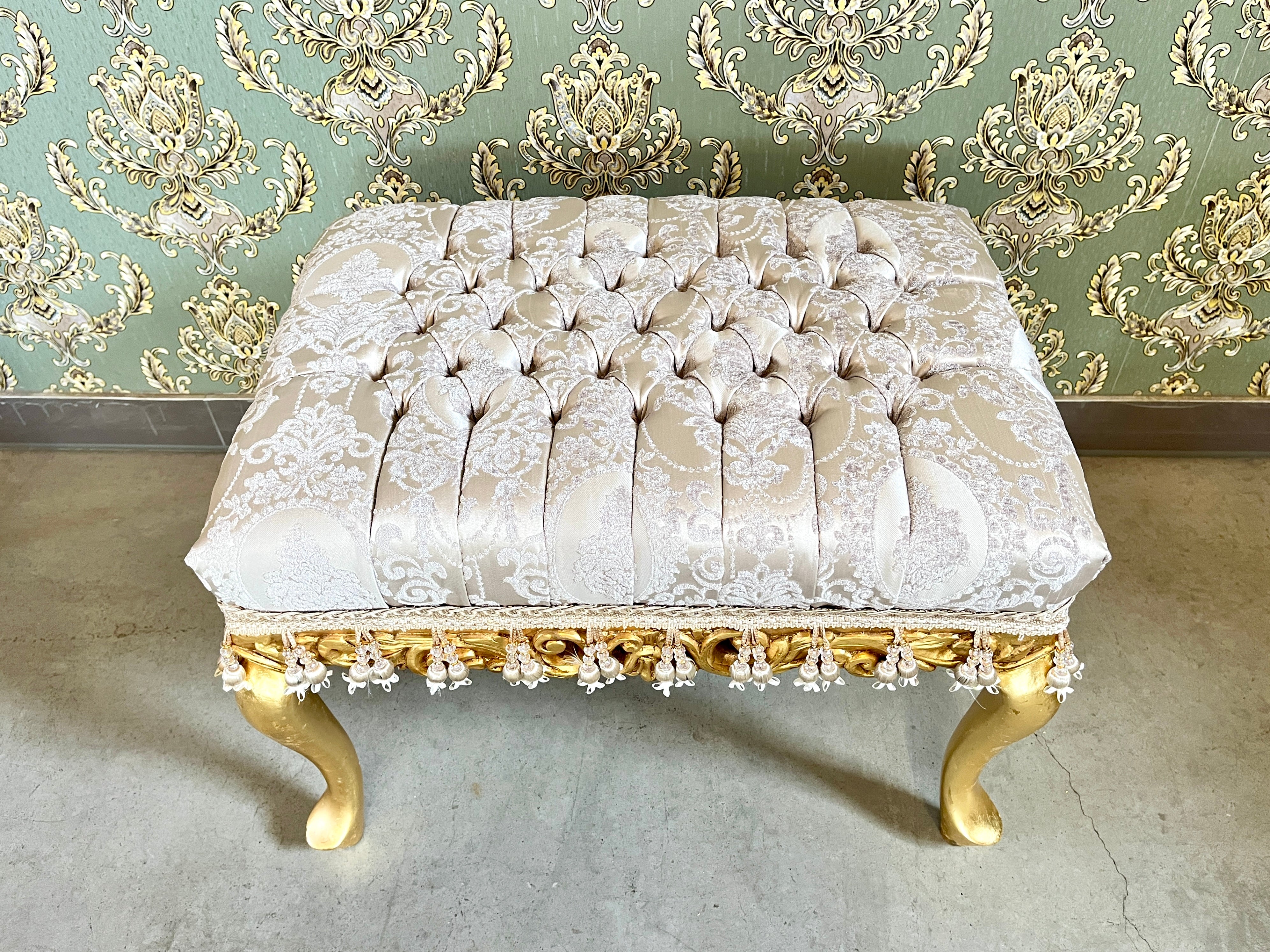 Panca d’accento barocca beige con damasco floreale, pouf francese intagliato a mano e dorato