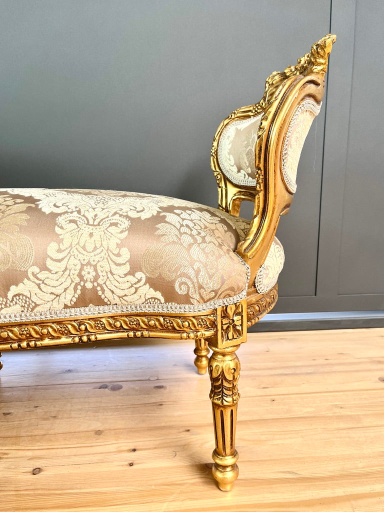 Chaise longue d’accento rococò lucida color cammello con motivo floreale regale, divanetto barocco di lusso
