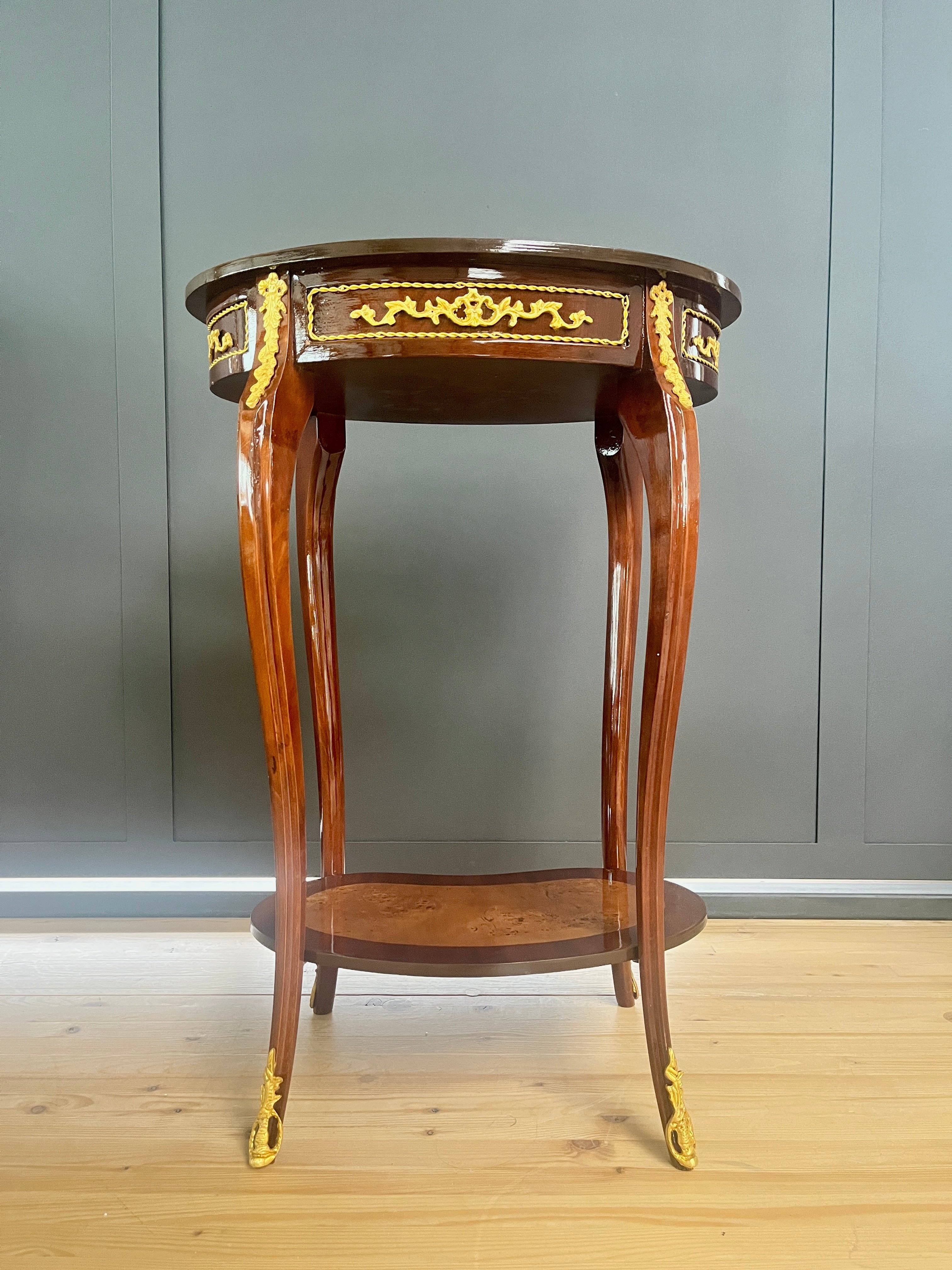 Tavolino laterale in stile antico francese, forma ovale, tavolino barocco nostalgico da soggiorno