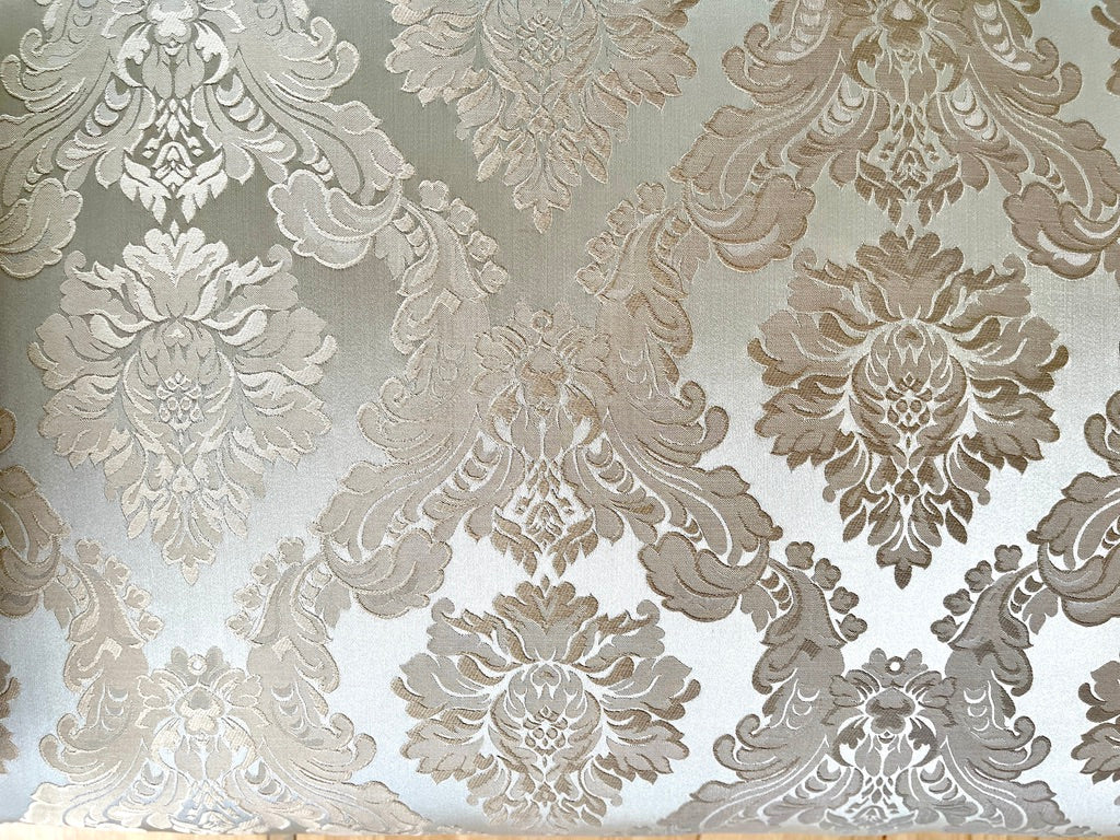 Panca d’accento rococò con rivestimento floreale bianco perlato, piccolo divano a due posti in stile Luigi XV