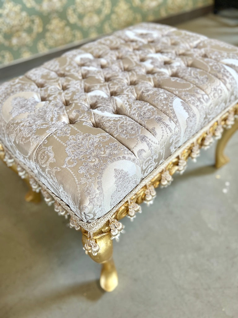 Panca d’accento barocca beige con damasco floreale, pouf francese intagliato a mano e dorato