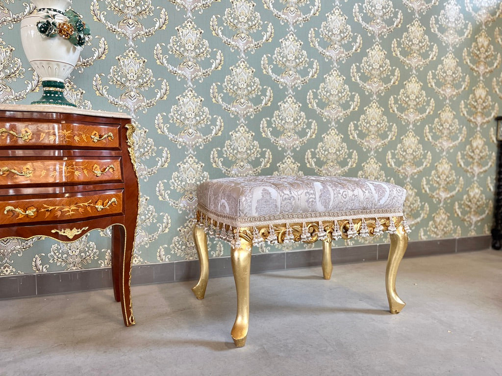 Panca d’accento barocca beige con damasco floreale, pouf francese intagliato a mano e dorato