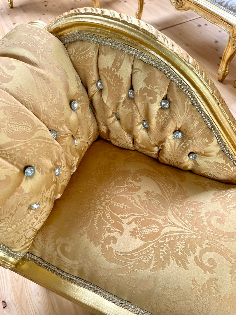 CasAmin Möbel Rococo French style small chaise lounge in ivory with floral pattern, serving as an elegant accent chair or ottoman.