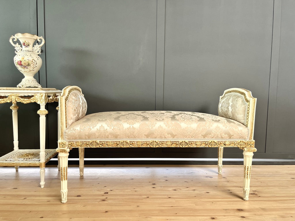 Panca d’accento rococò con rivestimento floreale bianco perlato, piccolo divano a due posti in stile Luigi XV