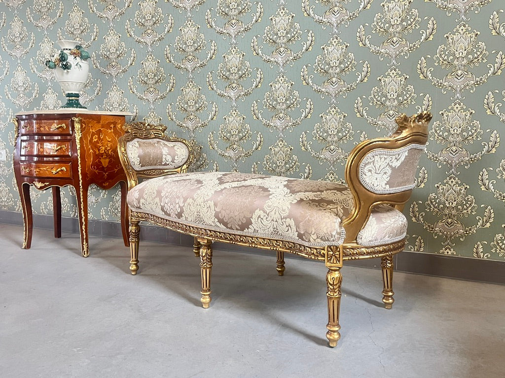 Chaise longue d’accento rococò lucida color cammello con motivo floreale regale, divanetto barocco di lusso