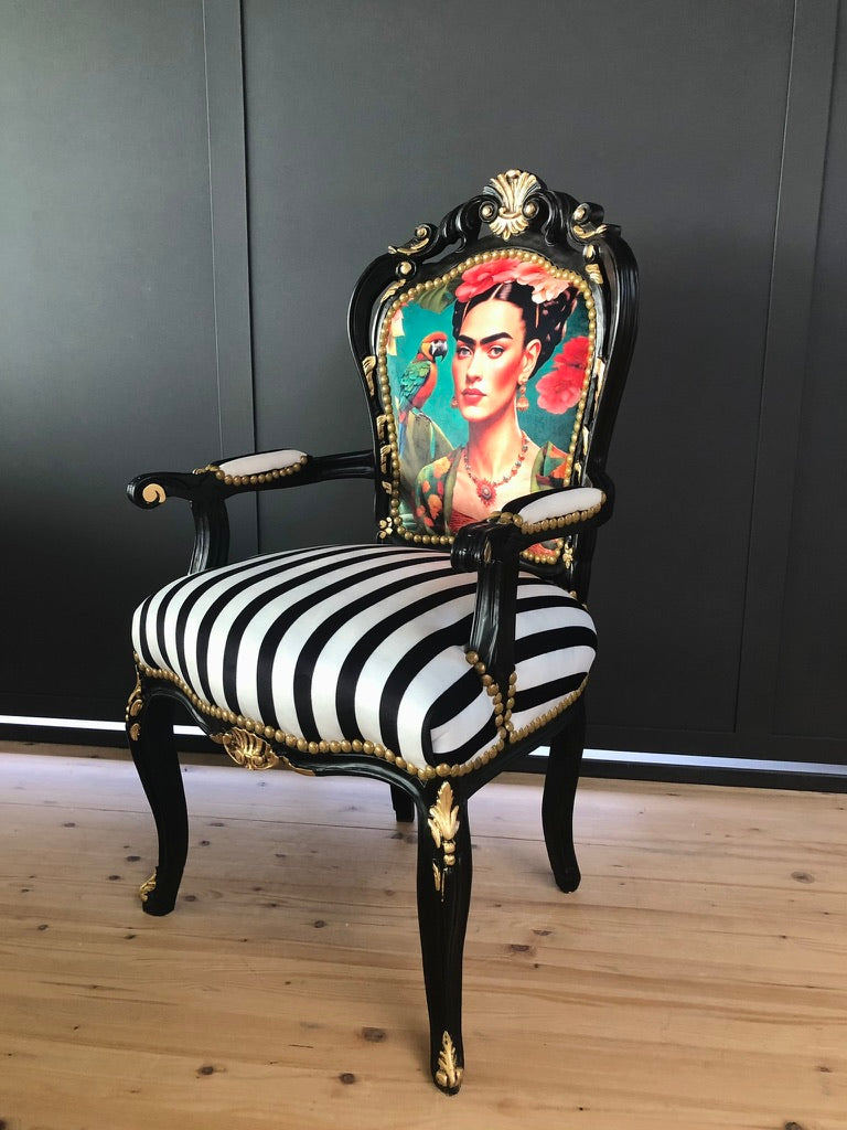 Poltrona d’accento nera di lusso, poltrona iconica Frida Kahlo, arredamento barocco vivace