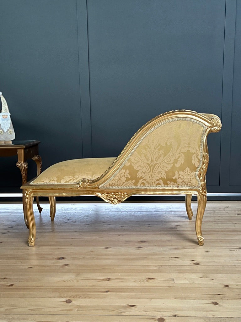 CasAmin Möbel Rococo French style small chaise lounge with ivory floral pattern, featuring elegant curved design and plush upholstery.
