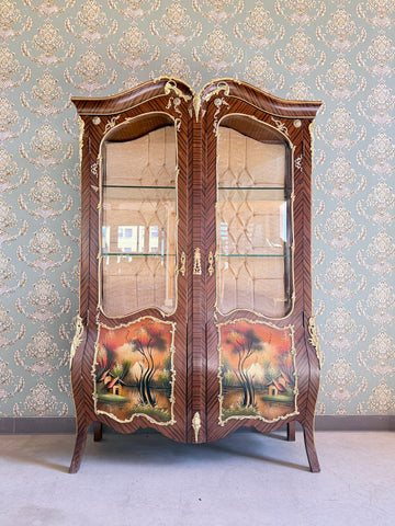 French antique-style oil-painted display cabinet by CasAmin Möbel featuring retro Baroque design and elegant showcase furniture.