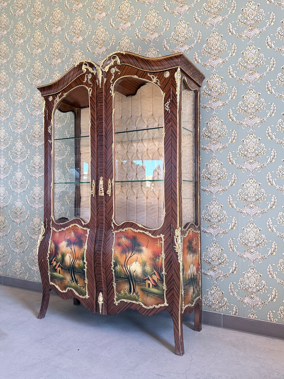 French antique style oil painted display cabinet by CasAmin Möbel, featuring vintage Baroque design with ornate detailing and glass doors.