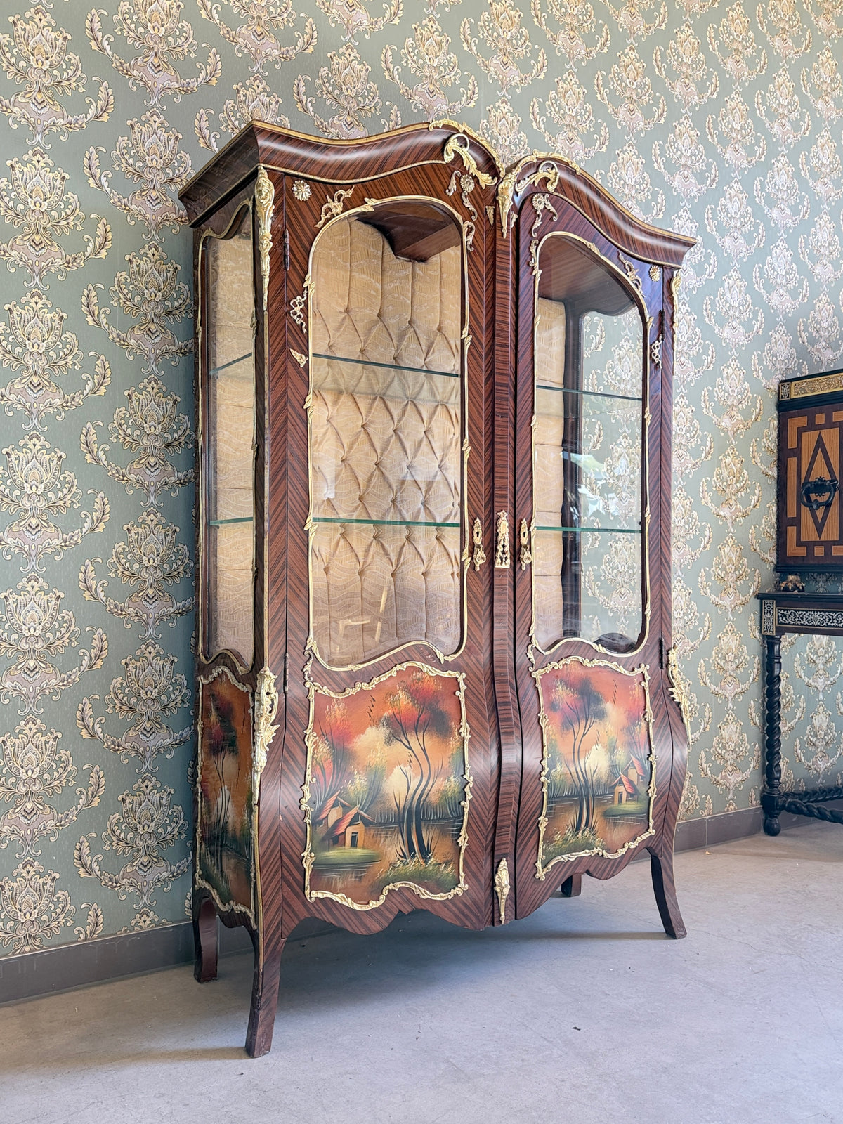 French antique-style oil painted showcase cabinet by CasAmin Möbel, featuring intricate baroque display furniture with ornate details.