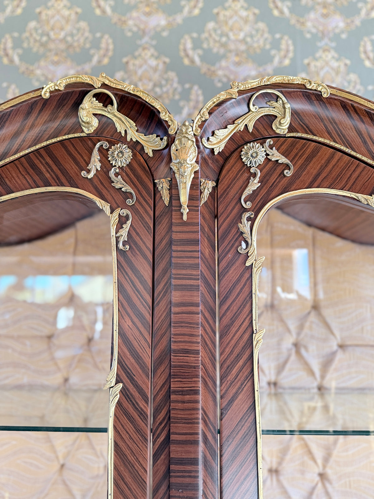 French antique-style oil-painted retro baroque display cabinet by CasAmin Möbel, showcasing ornate wooden furniture with glass doors.