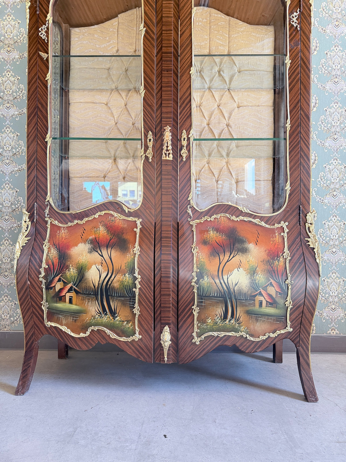 French antique-style oil painted display cabinet by CasAmin Möbel, featuring ornate baroque design and vintage furniture craftsmanship.