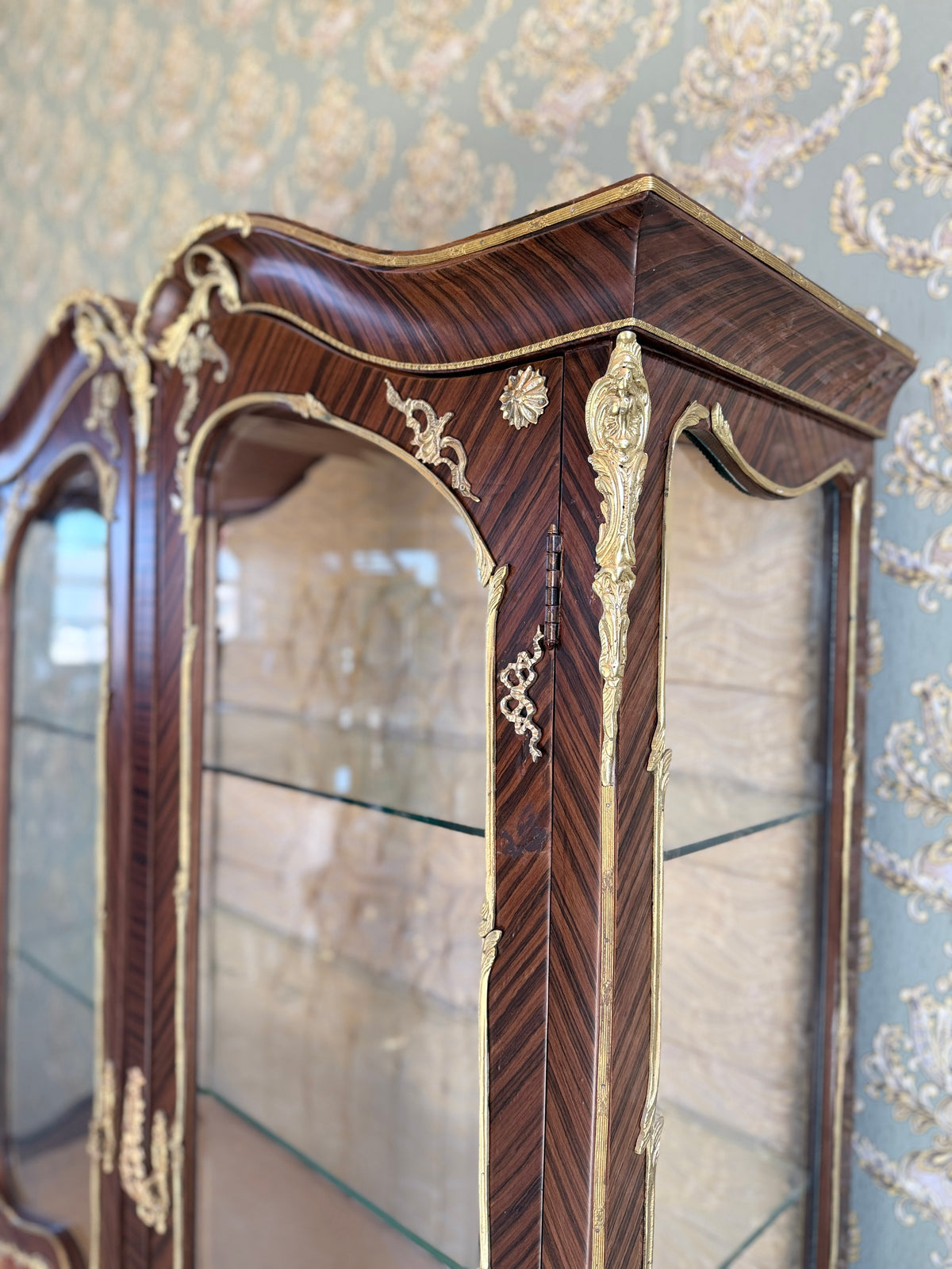 French antique-style oil painted display cabinet by CasAmin Möbel, featuring intricate baroque details and glass doors.
