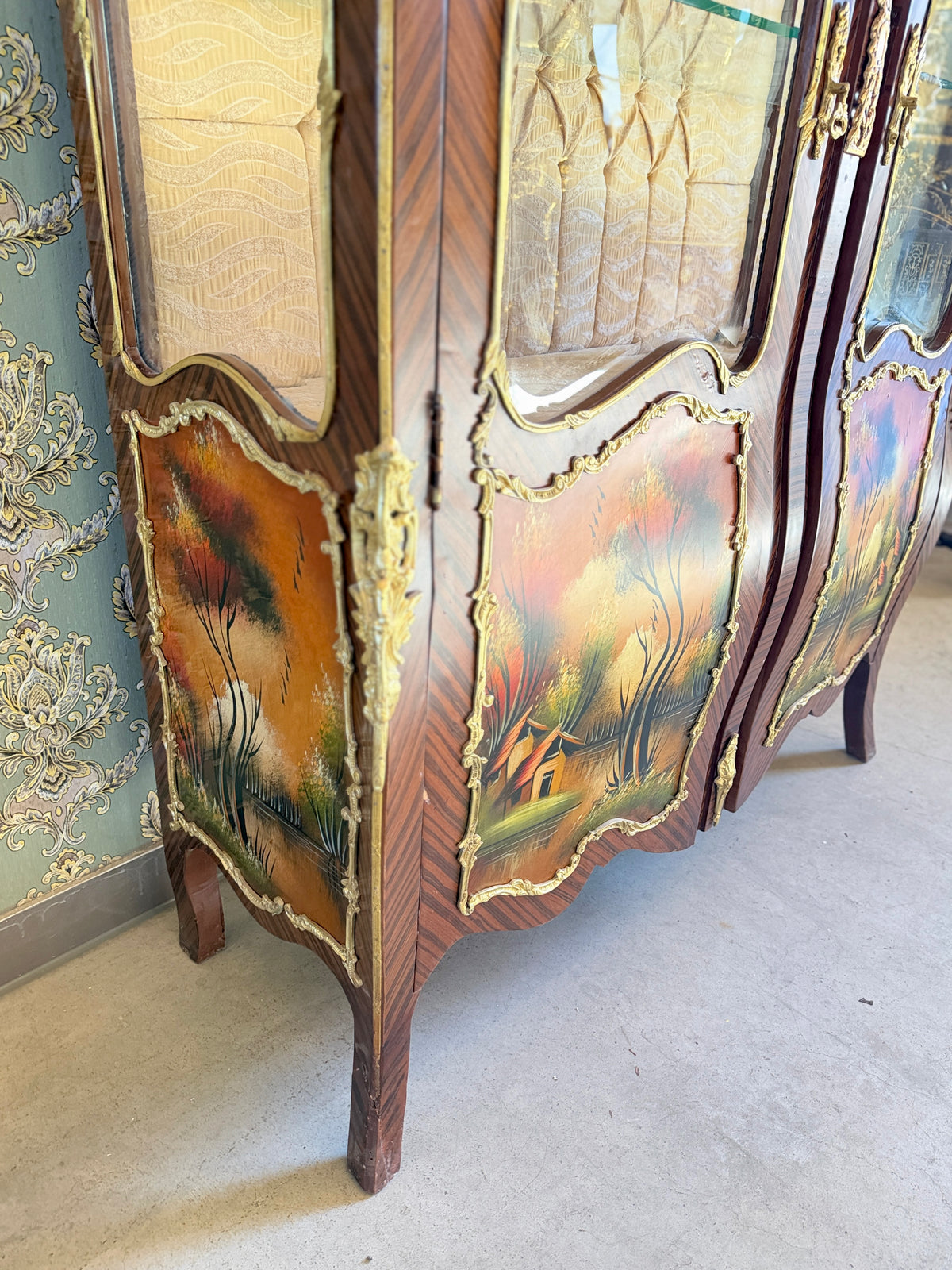 CasAmin Möbel retro Baroque display cabinet with French antique style oil-painted finish, showcasing elegant furniture design