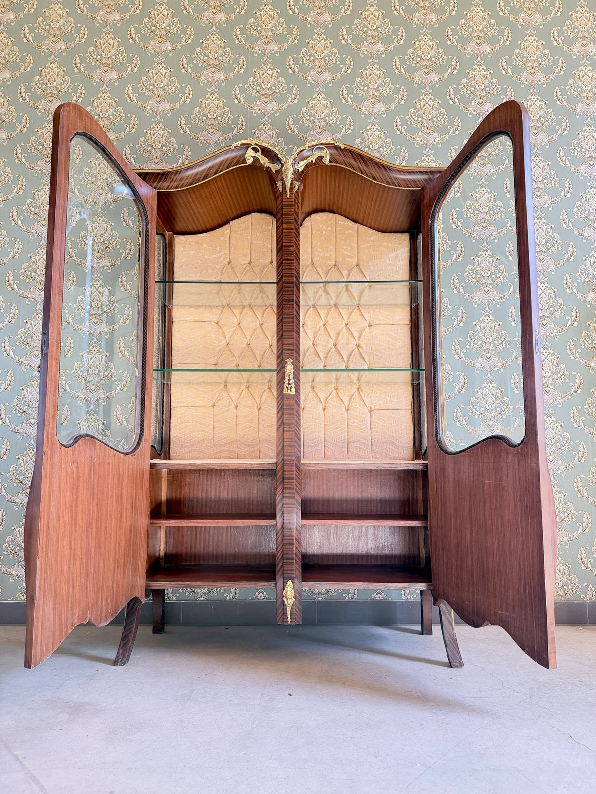 CasAmin Möbel antique French-style oil painted baroque display cabinet showcasing intricate details and vintage furniture design.