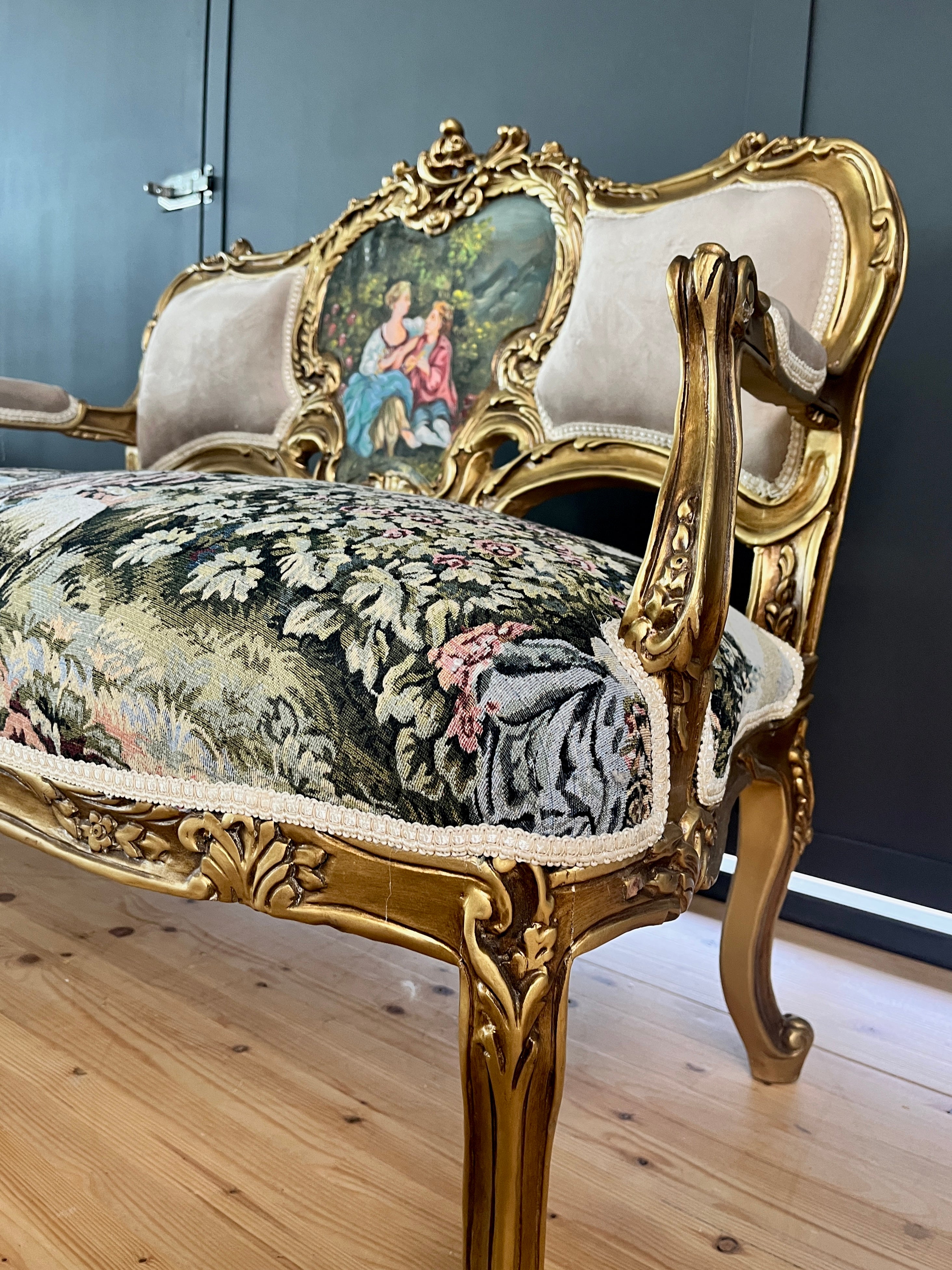 Divanetto a 2 posti in velluto beige, stile barocco, con motivo paesaggistico di palazzo
