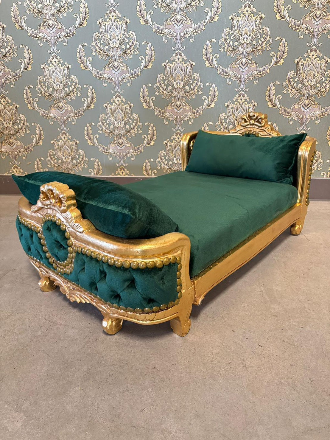 Handmade hot pink velvet Louis Baroque pet bed by CasAmin Möbel, featuring ornate furniture-style design for dogs and cats.