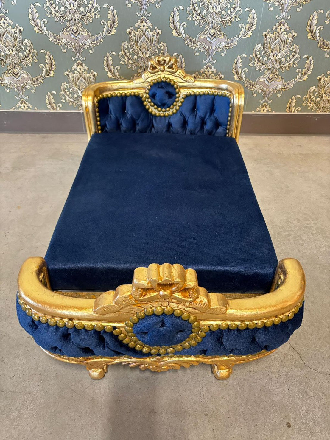 Handmade hot pink velvet French Louis Baroque pet bed by CasAmin Möbel, featuring ornate furniture-style design for dogs and cats.