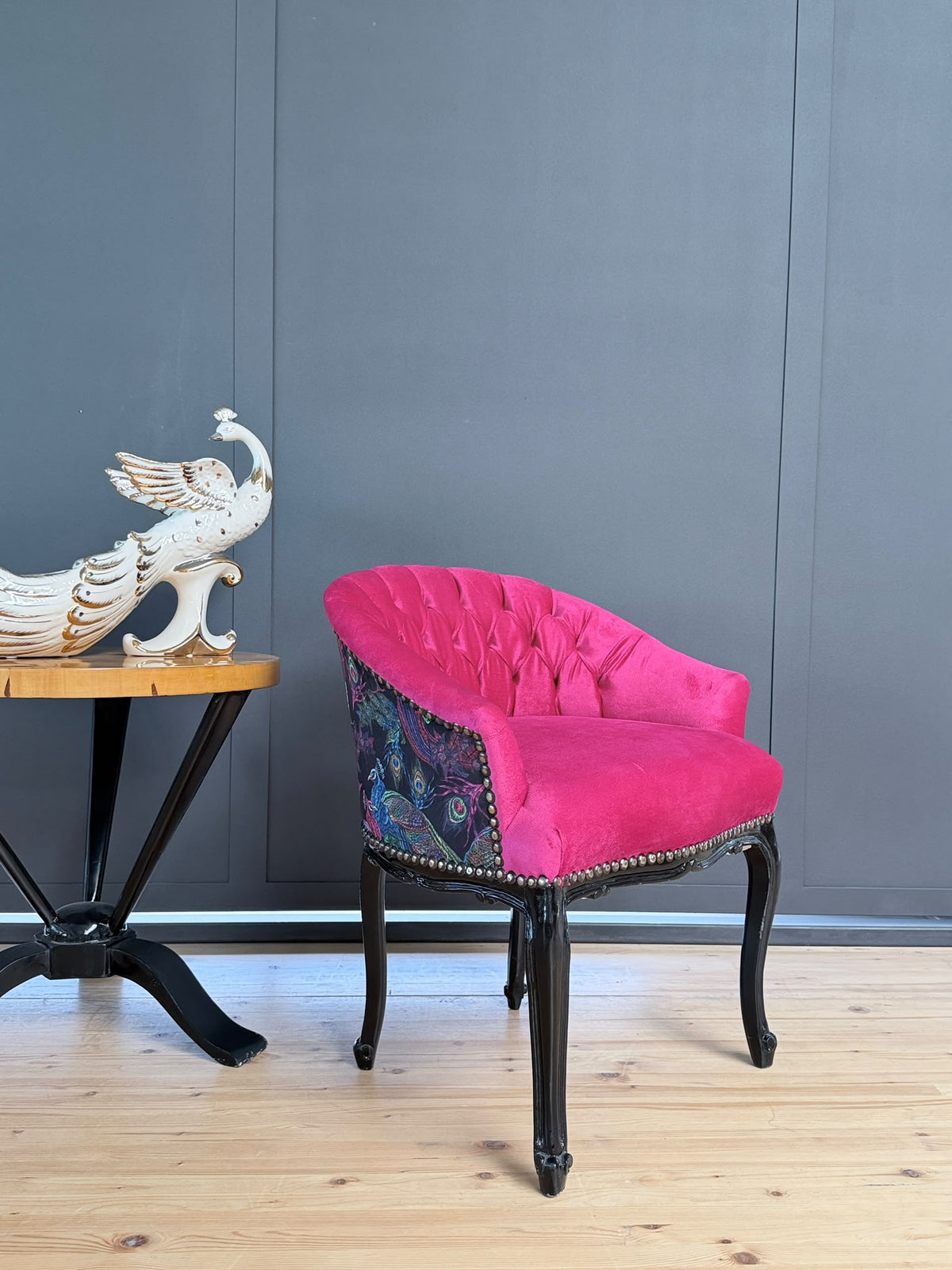 Fuchsia velvet cocktail lounge chair with jungle print, tufted French accent armchair by CasAmin Möbel, stylish and plush interior decor