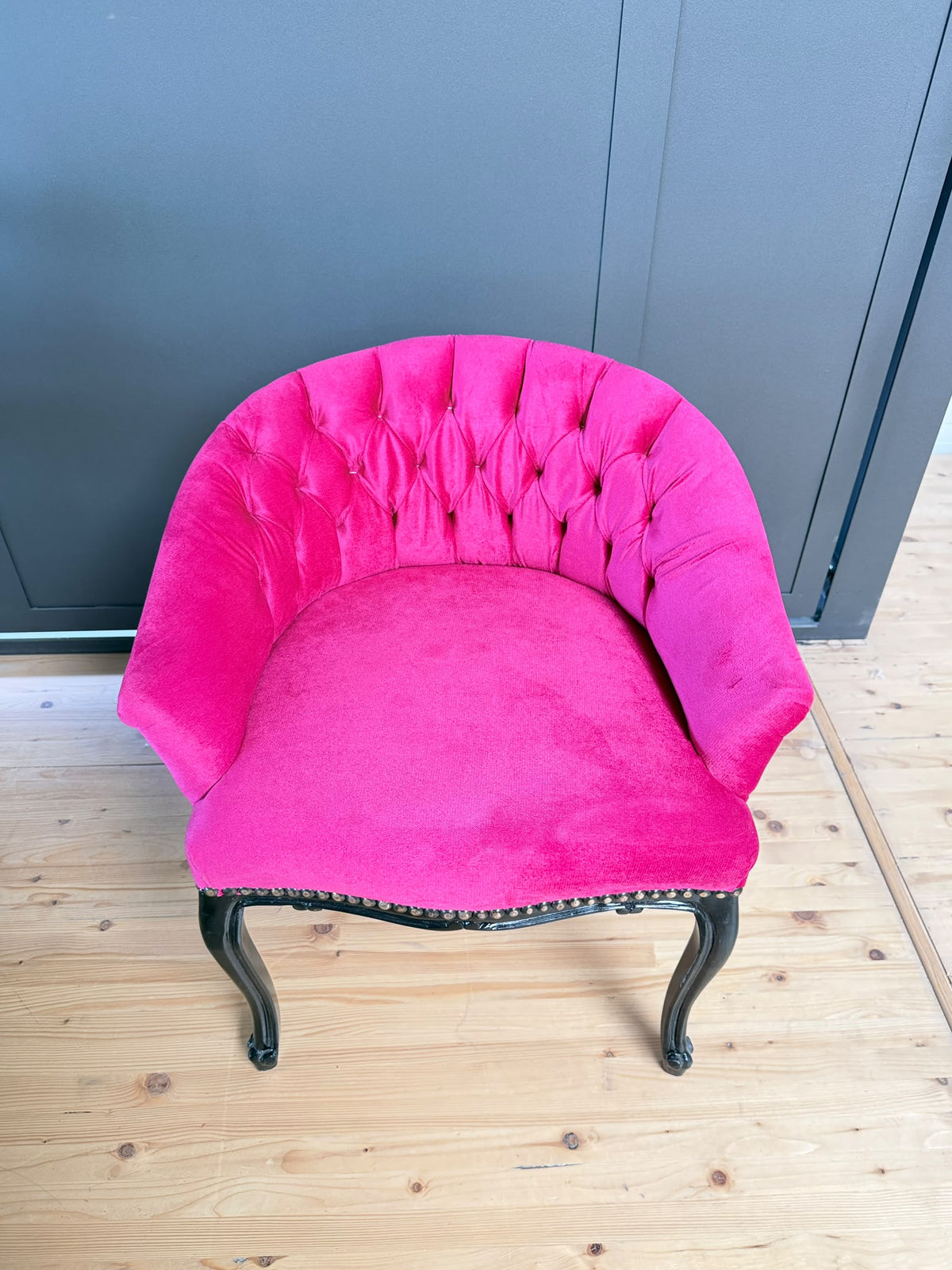 Fuchsia velvet cocktail lounge chair with jungle print, tufted French accent armchair by CasAmin Möbel, stylish and plush.