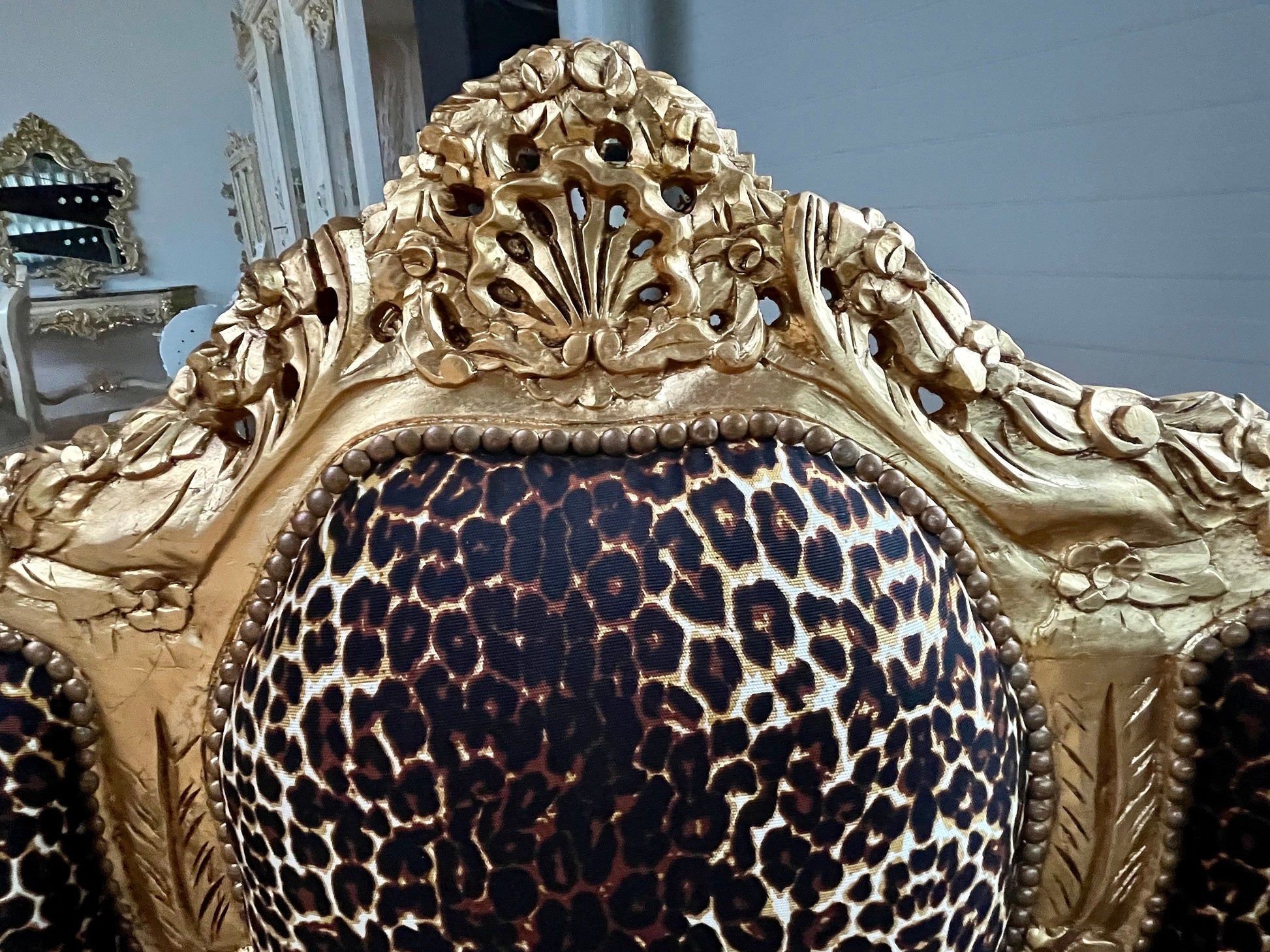 Lounge-Sofa Rot im Barockstil ffür ein neues Zuhause / Lounge Sofa Red Velvet Baroque Style Settee Leopard Print for Home Party