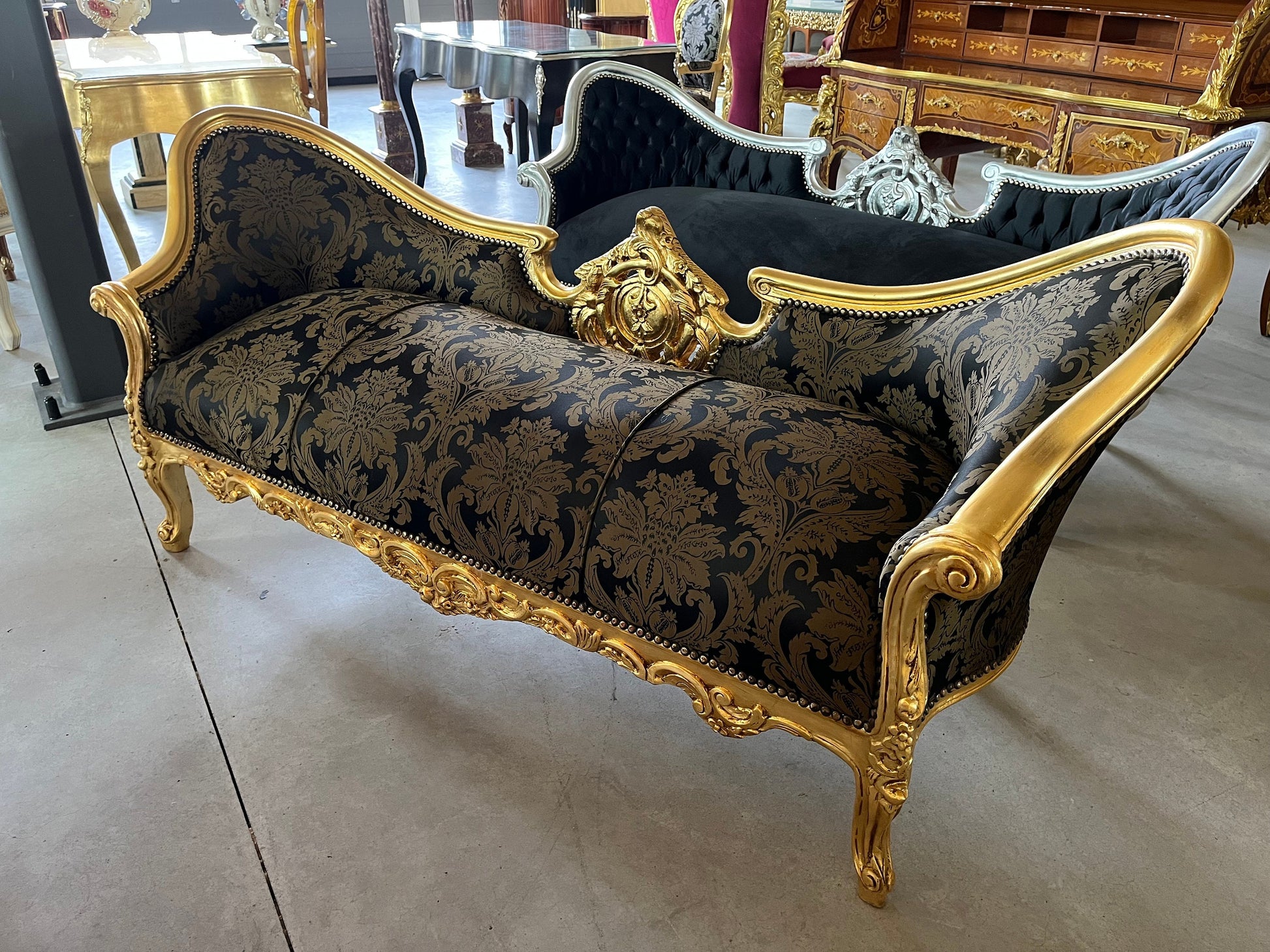 Lounge Sofa im Barock-Stil, schwarzes Samtsofa für Bar, Salon, Nachtclub/ Lounge Sofa Black French Baroque Style Love Seat for Bar Nightclub