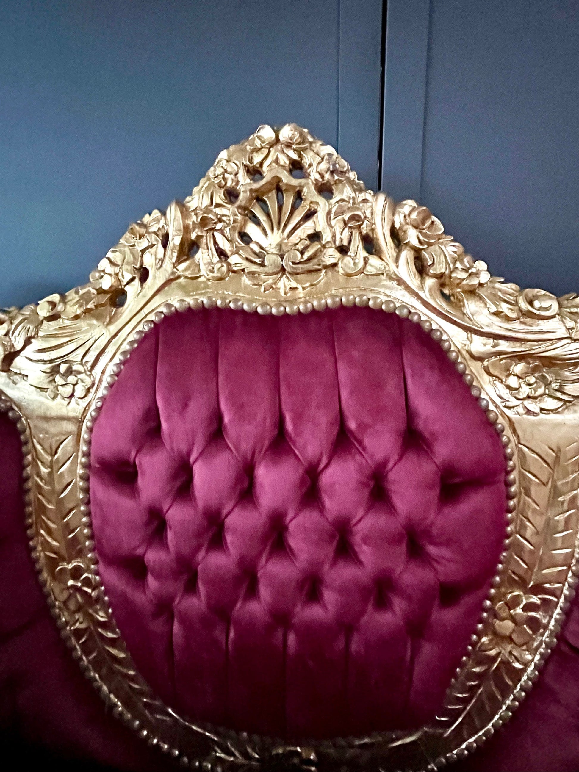 Lounge-Sofa Rot im Barockstil ffür ein neues Zuhause / Lounge Sofa Red Velvet Baroque Style Settee Leopard Print for Home Party