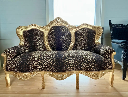 Lounge-Sofa Rot im Barockstil ffür ein neues Zuhause / Lounge Sofa Red Velvet Baroque Style Settee Leopard Print for Home Party