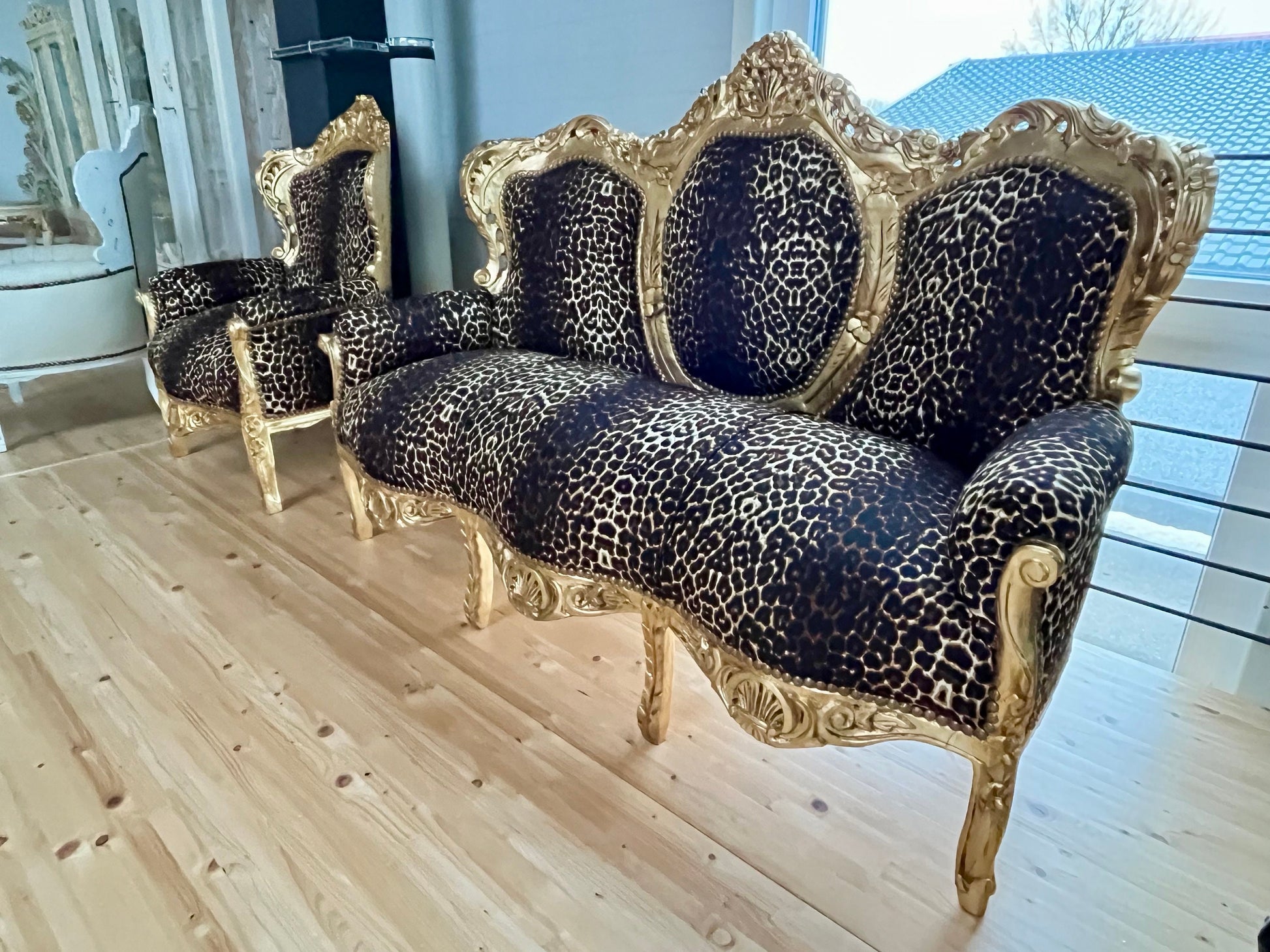 Lounge-Sofa Rot im Barockstil ffür ein neues Zuhause / Lounge Sofa Red Velvet Baroque Style Settee Leopard Print for Home Party