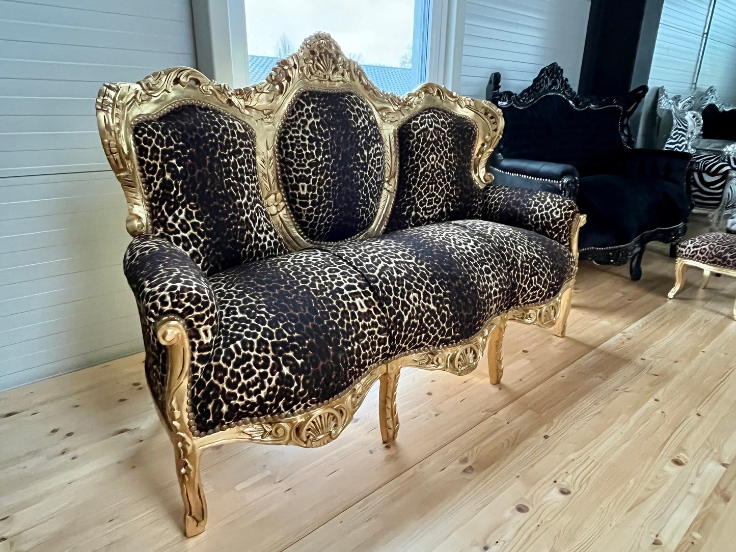Lounge-Sofa Rot im Barockstil ffür ein neues Zuhause / Lounge Sofa Red Velvet Baroque Style Settee Leopard Print for Home Party
