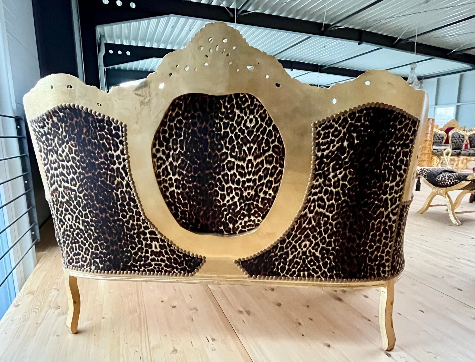 Lounge-Sofa Rot im Barockstil ffür ein neues Zuhause / Lounge Sofa Red Velvet Baroque Style Settee Leopard Print for Home Party