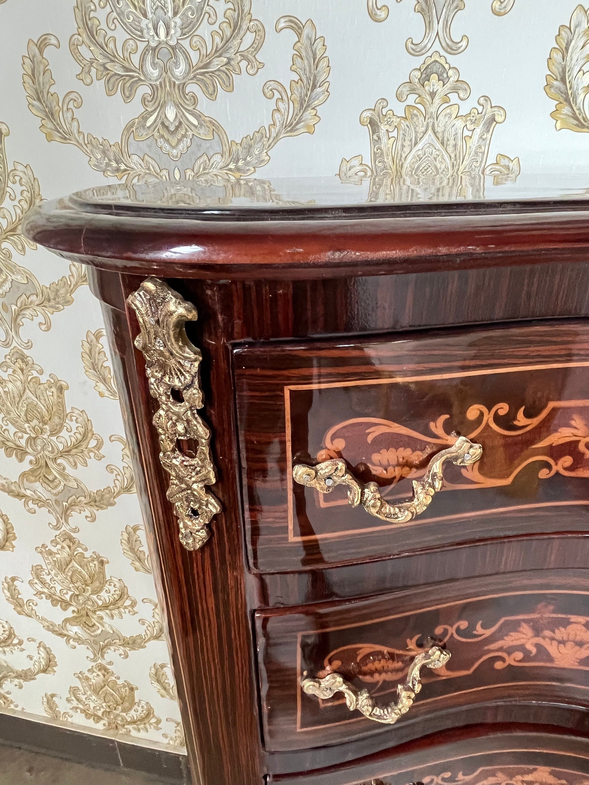 Hohe geschwungene Kommode im Barockstil / Baroque Style Tall Curved Chest of Drawer